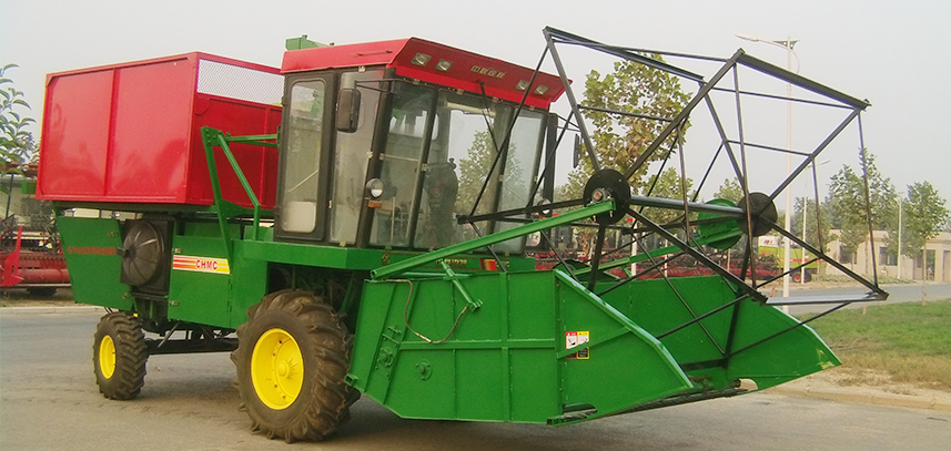 DB真人 4QZ-2450 自走式青饲料收获机