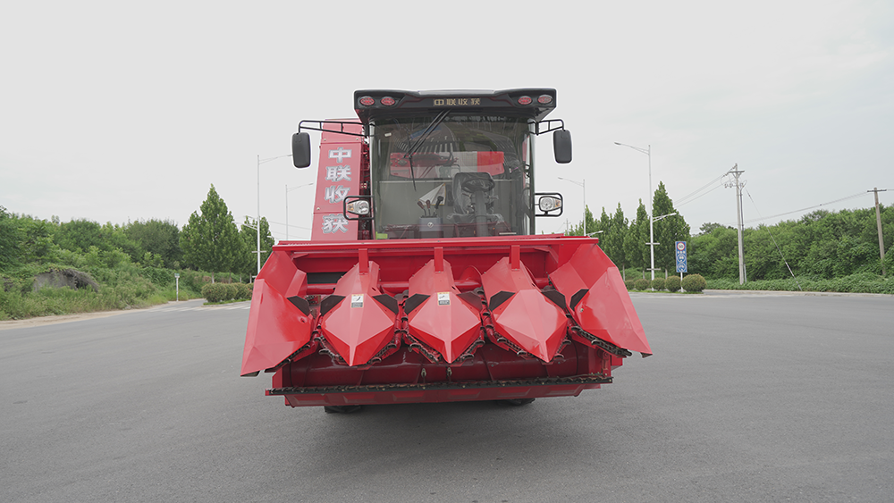 DB真人4YZJ-4型自走式玉米穗茎收获机